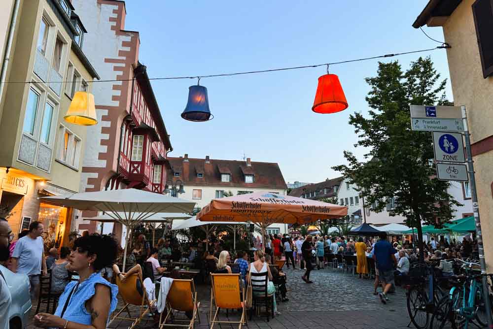 Menschen beim „Abendgold" auf dem Altstädter Markt