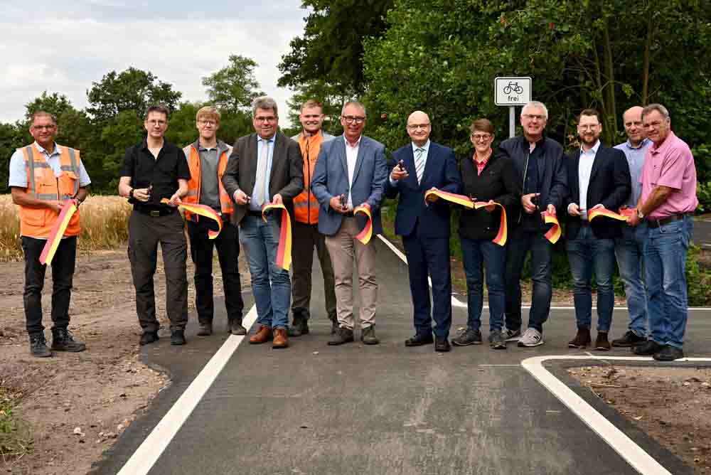 Landrat Dr. Martin Sommer (6. v. r.) durchschnitt am vergangenen Dienstag zusammen mit Hopstens Bürgermeister Ludger Kleine-Harmeyer (6. v. l.), Philipp Feicke vom Landesbetrieb Straßenbau NRW (3. v. r.) und vielen weiteren Gästen das obligatorische Flatterband zur offiziellen Verkehrsfreigabe der K 37 Höfener Straße in Hopsten-Schale