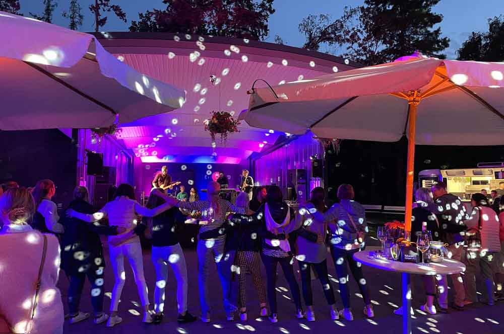 Menschen feiern beim Weinfest im Kurpark