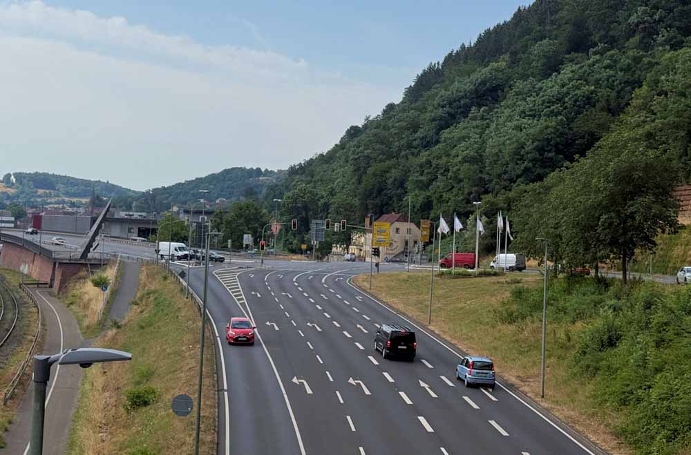 Blick auf die Kreuzung Odenwald-/ Spessartbrücke mit Autos