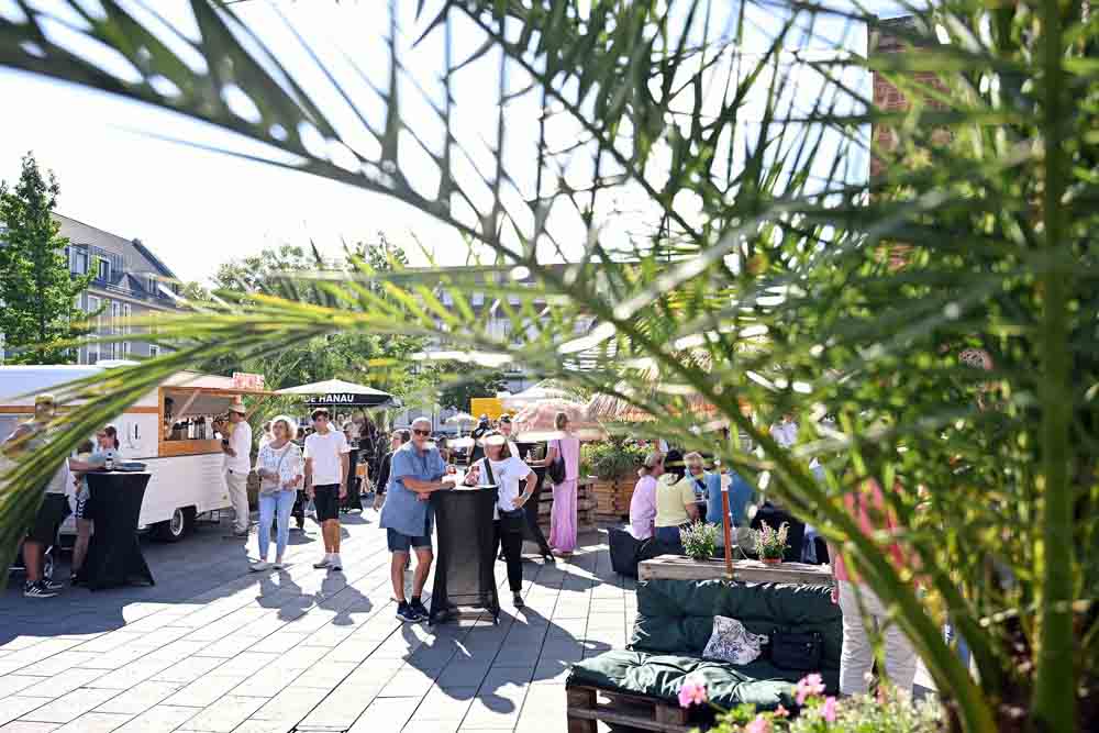 Menschen auf dem Hanauer Feierabendmarkt