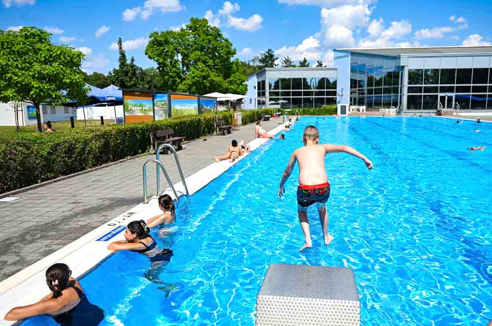 Menschen im Schwimmbecken
