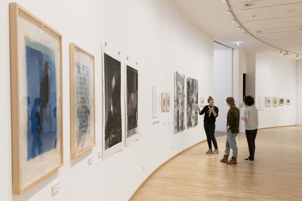 Blick in den Ausstellungsraum von „Grafik im Dialog"