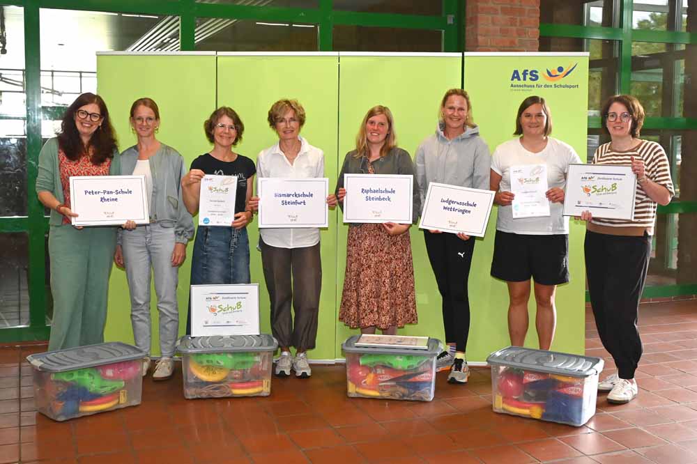 Die Schulleitungen der neu zertifizierten Schulen nahmen die "SchuB"-Auszeichnungen entgegen