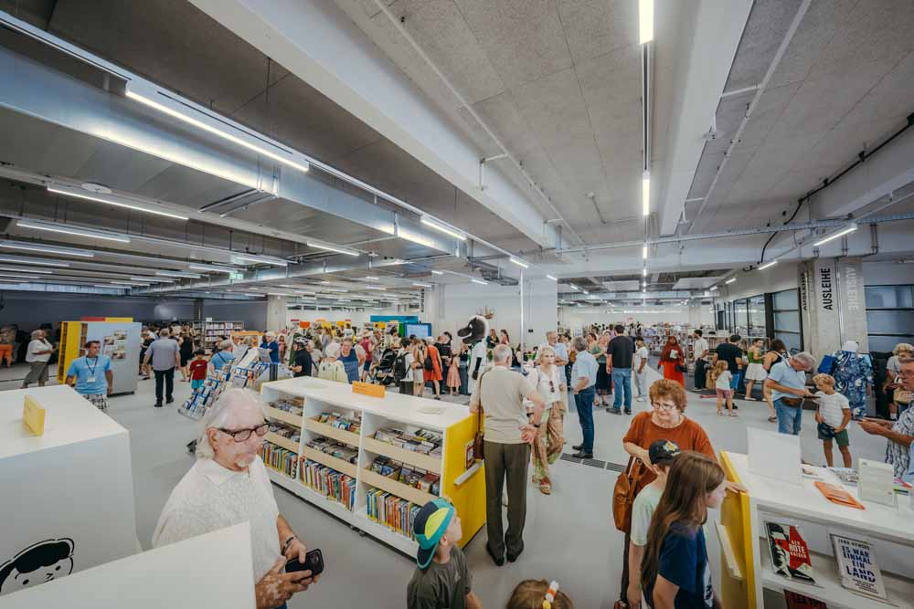 Menschen in der Stadtteilbibliothek Rheydt