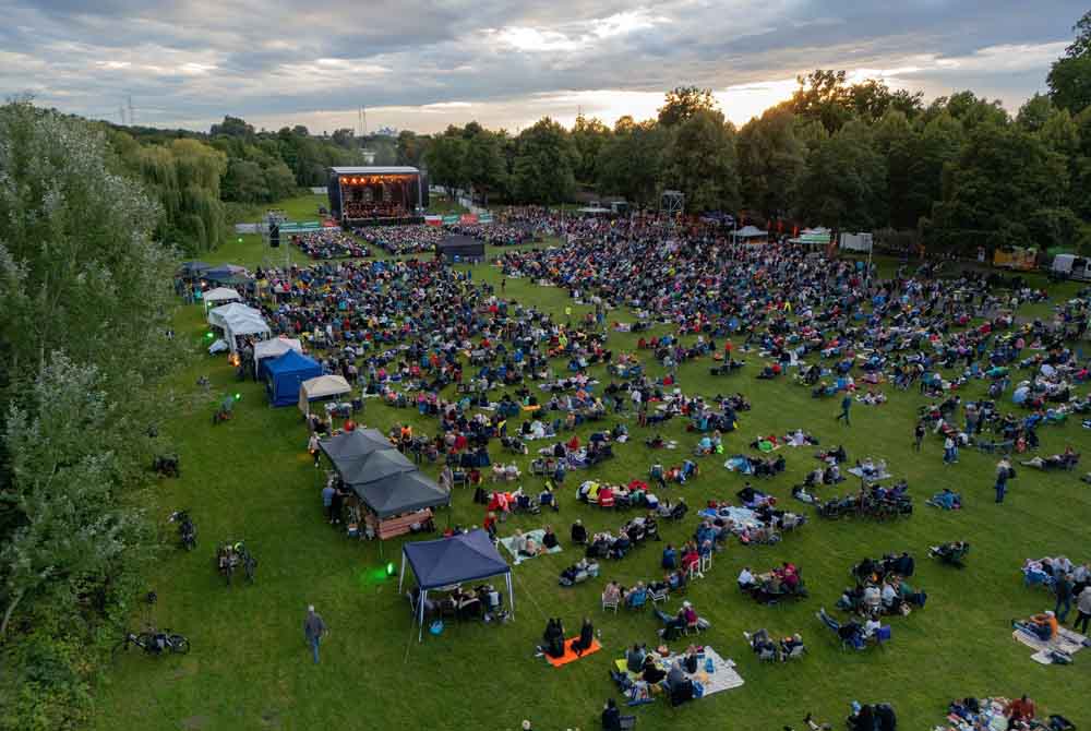 Luftbild von der Hanauer Sommernacht samt Bühne und Zuschauern