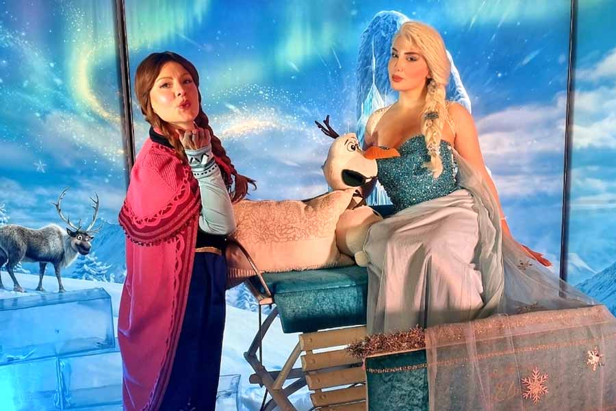 Frauen im Kostüm von Anna und Elsa