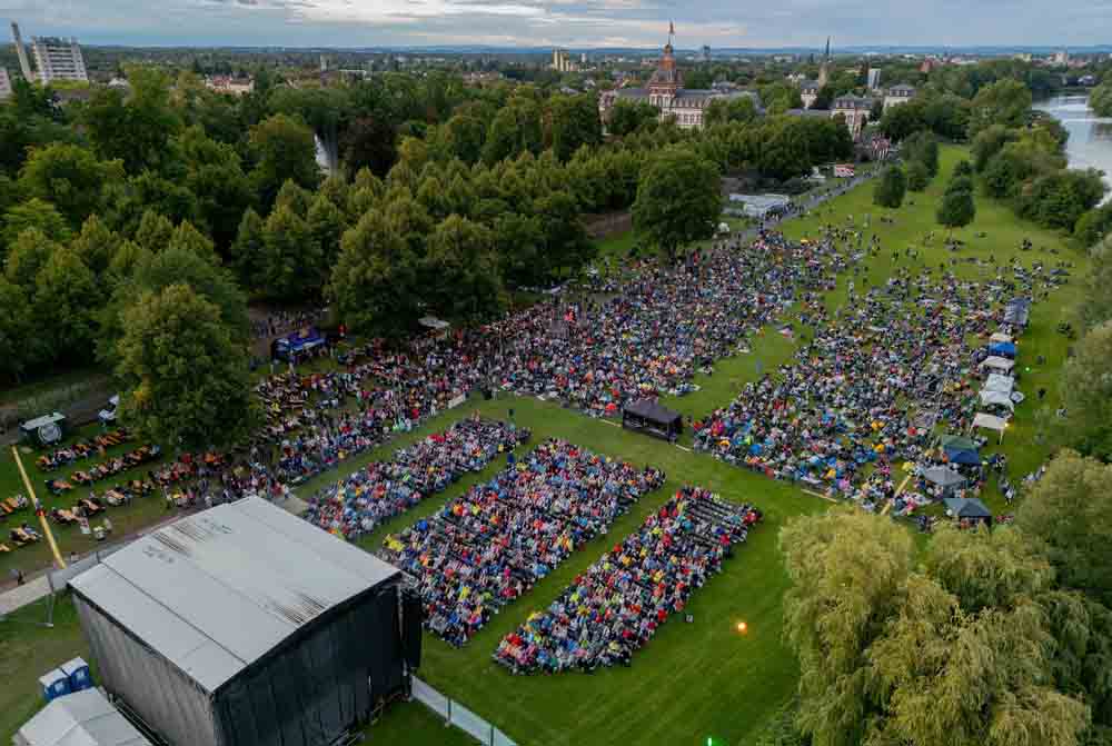 Luftbild der Mainwiesen am Schloss Philippsruhe mit Bühne und Publikum