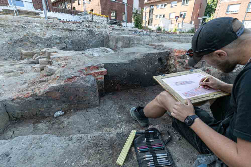 Ein Mitarbeiter der Stadtarchäologie Münster fertigt eine Zeichnung Gebäudespuren an