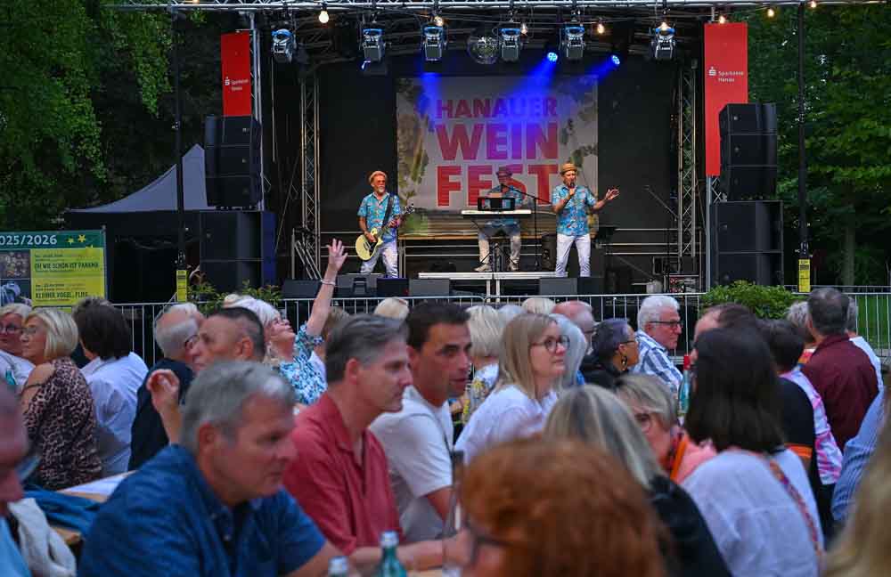Menschen beim Weinfest mit Bühne im Hintergrund