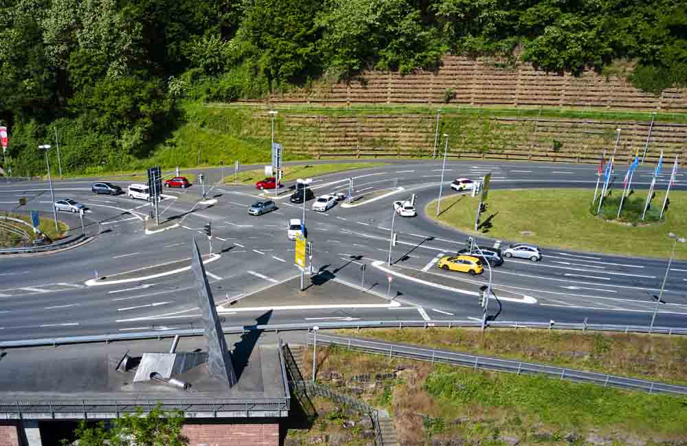 Blick auf die Brückenkreuzung samt Fahrzeugen