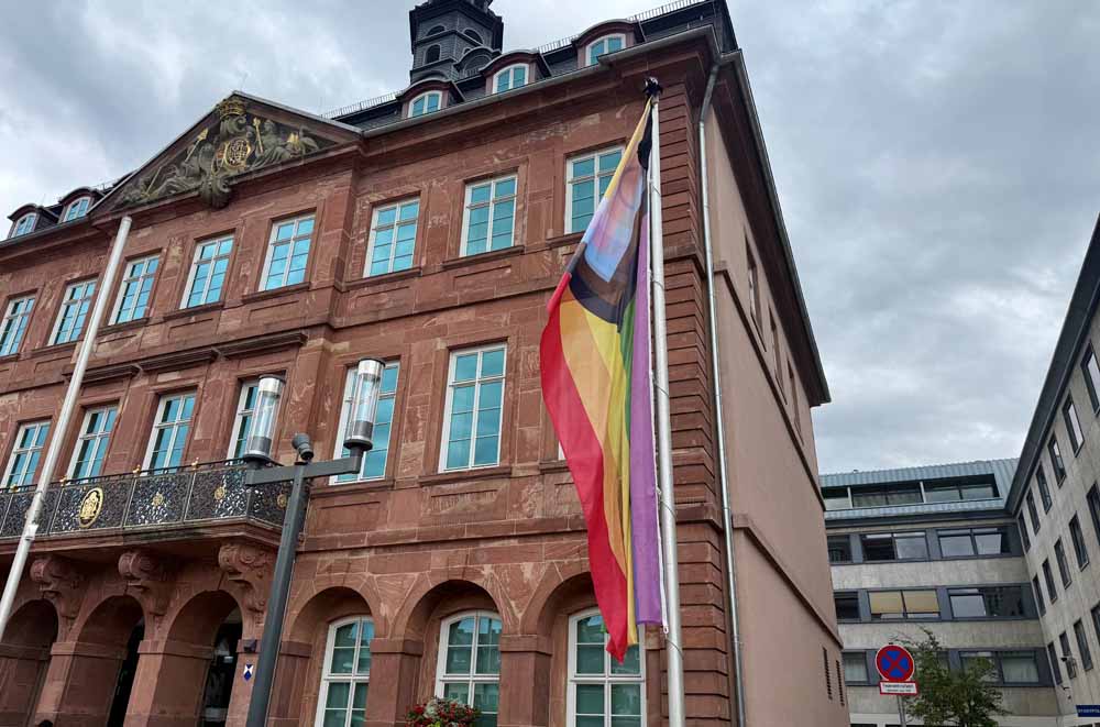 Regenbogenfahne vor dem Rathaus