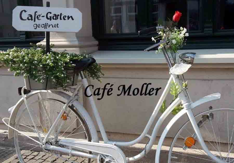 Fahrrad vor dem Café Moller