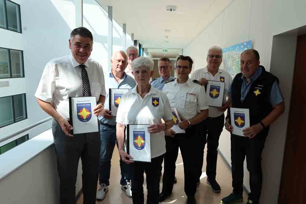 Landrat Mario Löhr, Dezernent Holger Gutzeit, stv. Kreisbrandmeister a.d. Jörg Sommer, Notfallseelsorgerin Mariele Ehmanns, Polizeidirektor Leonard Sostmann, Kreisbrandmeister René Wauro, Pfarrer Ingo Janzen und Notfallseelsorger Peter Zimmer