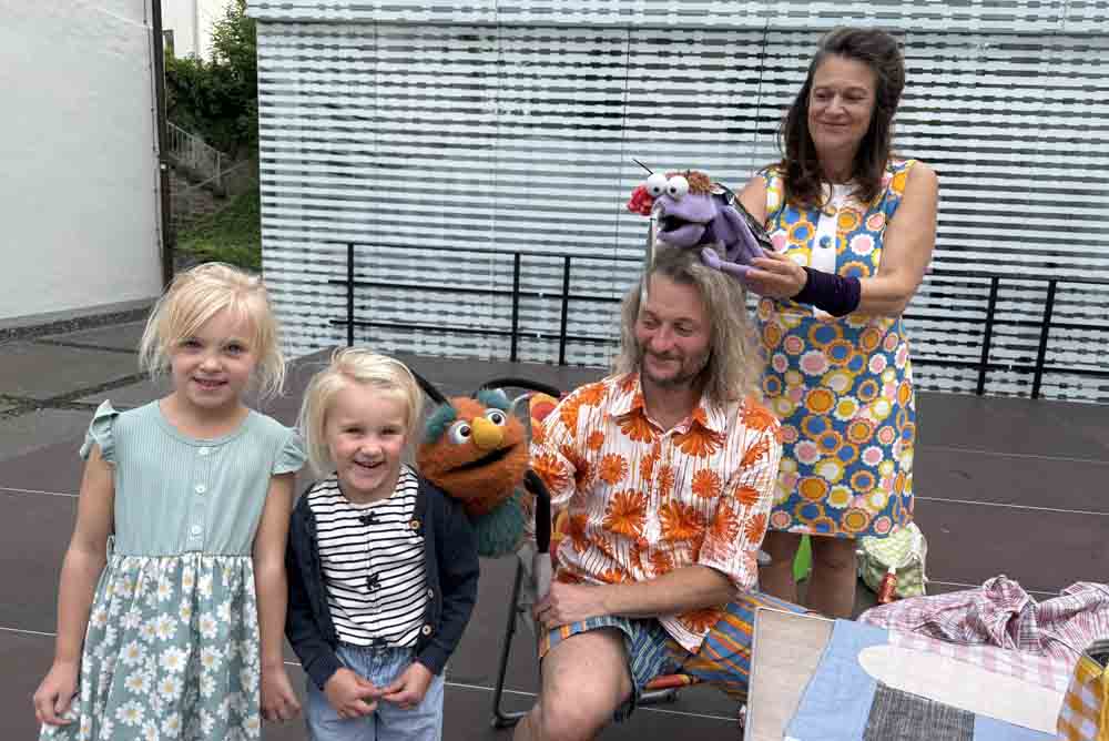 Leni und Merle Streit mit dem Ensemble des Theaters Lakritz aus Berlin