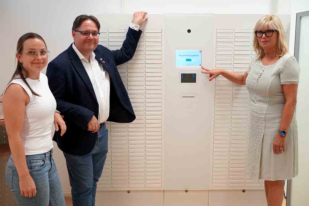 Oberbürgermeisterin Simone Borris (r.) mit der Leiterin der Bürgerbüros Sophie Hoffmann und dem Beigeordneten Ronni Krug an der neuen Dokumentenausgabebox