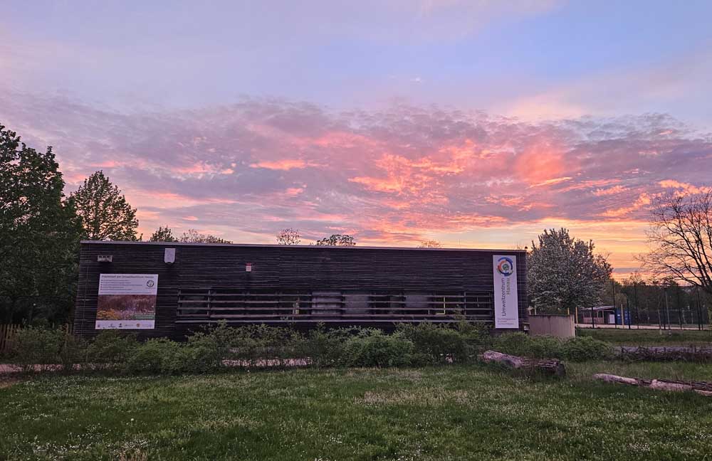 Umweltzentrum Hanau Außenansicht bei Abend