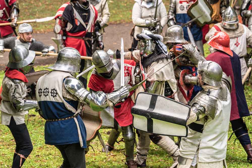 Als Ritter verkleidete Teilnehmer kämpfen