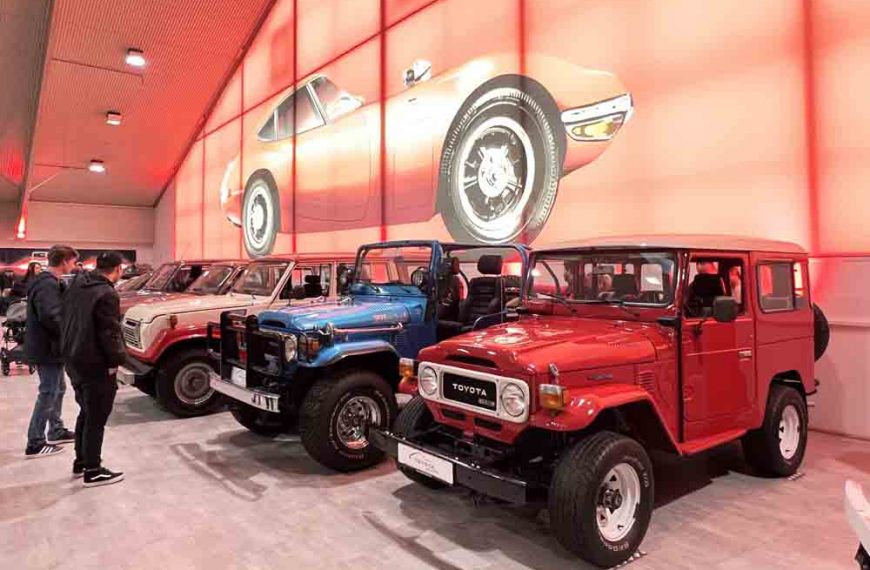 Menschen und Autos in der Toyota Collection