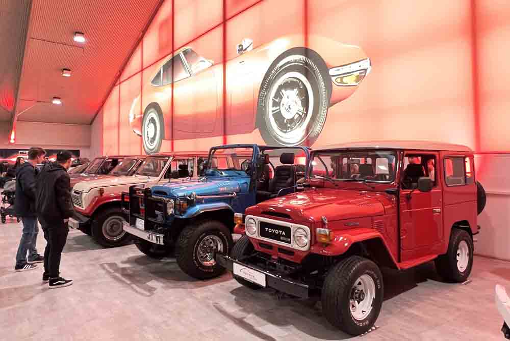 Menschen und Autos in der Toyota Collection