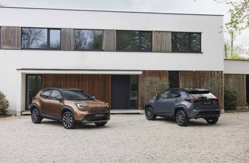 Zwei Toyota Yaris Cross vor einem Haus