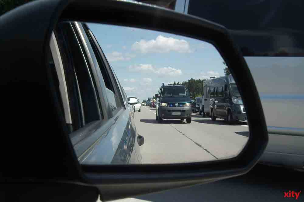 Rettungsgasse: Fahrzeug im Rückspiegel