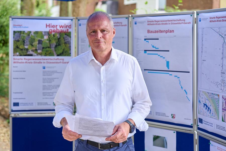 Der technische Betriebsleiter des Stadtentwässerungsbetriebes, Frank Heuner, stellt die Baustelle an der Wilhelm-Kreis-Straße in Garath vor