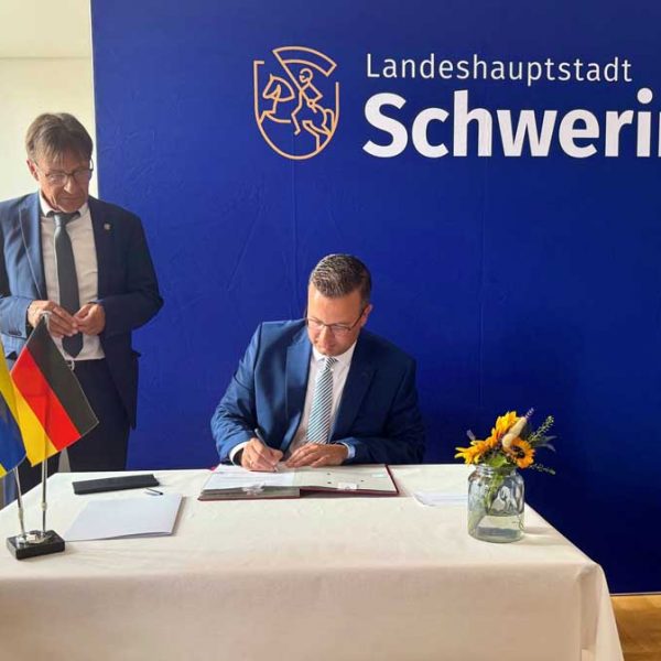 Sebastian Ehlers bei der Unterschrift der Ernennungsurkunde mit dem stellvertretenden Oberbürgermeister Bernd Nottebaum