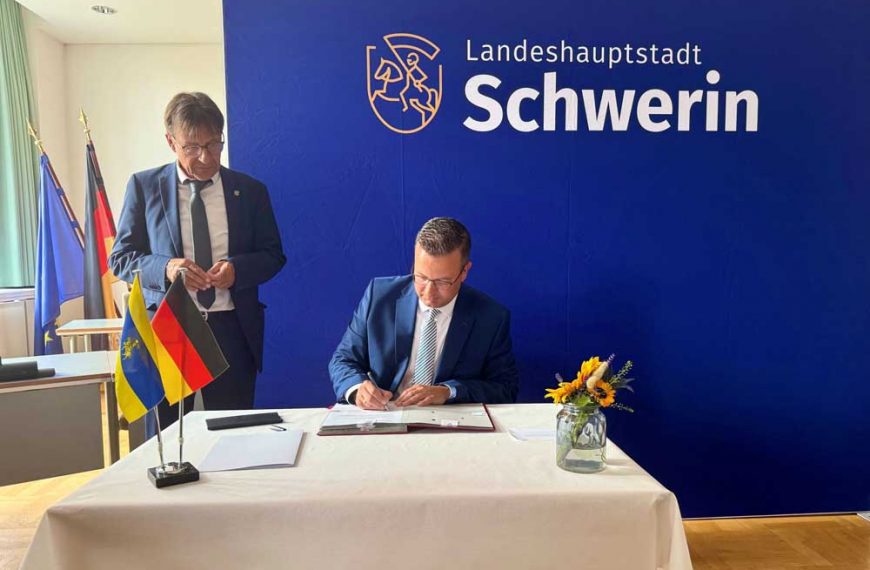 Sebastian Ehlers bei der Unterschrift der Ernennungsurkunde mit dem stellvertretenden Oberbürgermeister Bernd Nottebaum