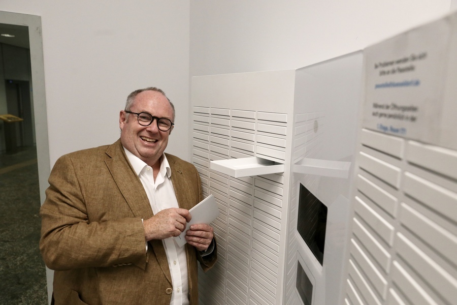 Olaf Wagner, Beigeordneter für den Bürgerservice, an der Ausgabebox für Personalausweise und Reisepässe im Dienstleistungszentrum am Hauptbahnhof