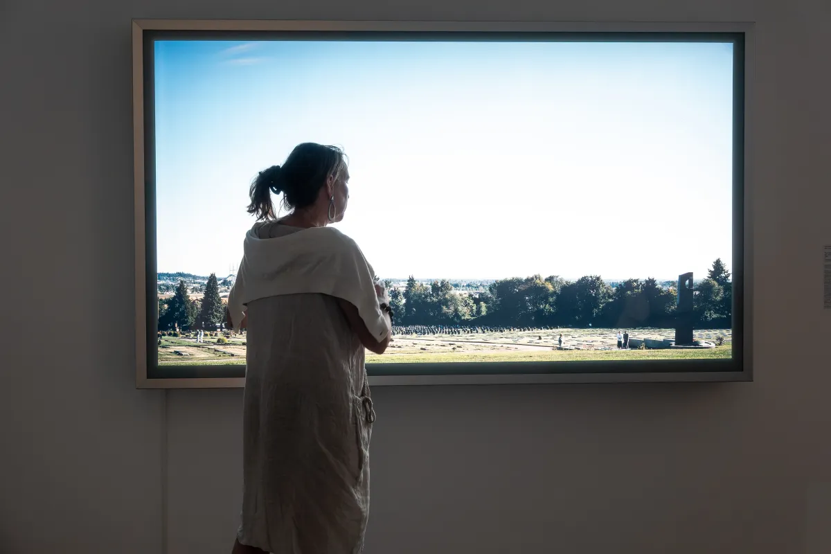 Besucherin vor „The Holocaust Memorial in the Jewish Cemetery“ von Jeff Wall