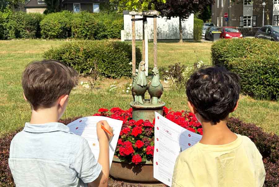 Kinder mit Schatzkarten unterwegs auf der Margarethenhöhe