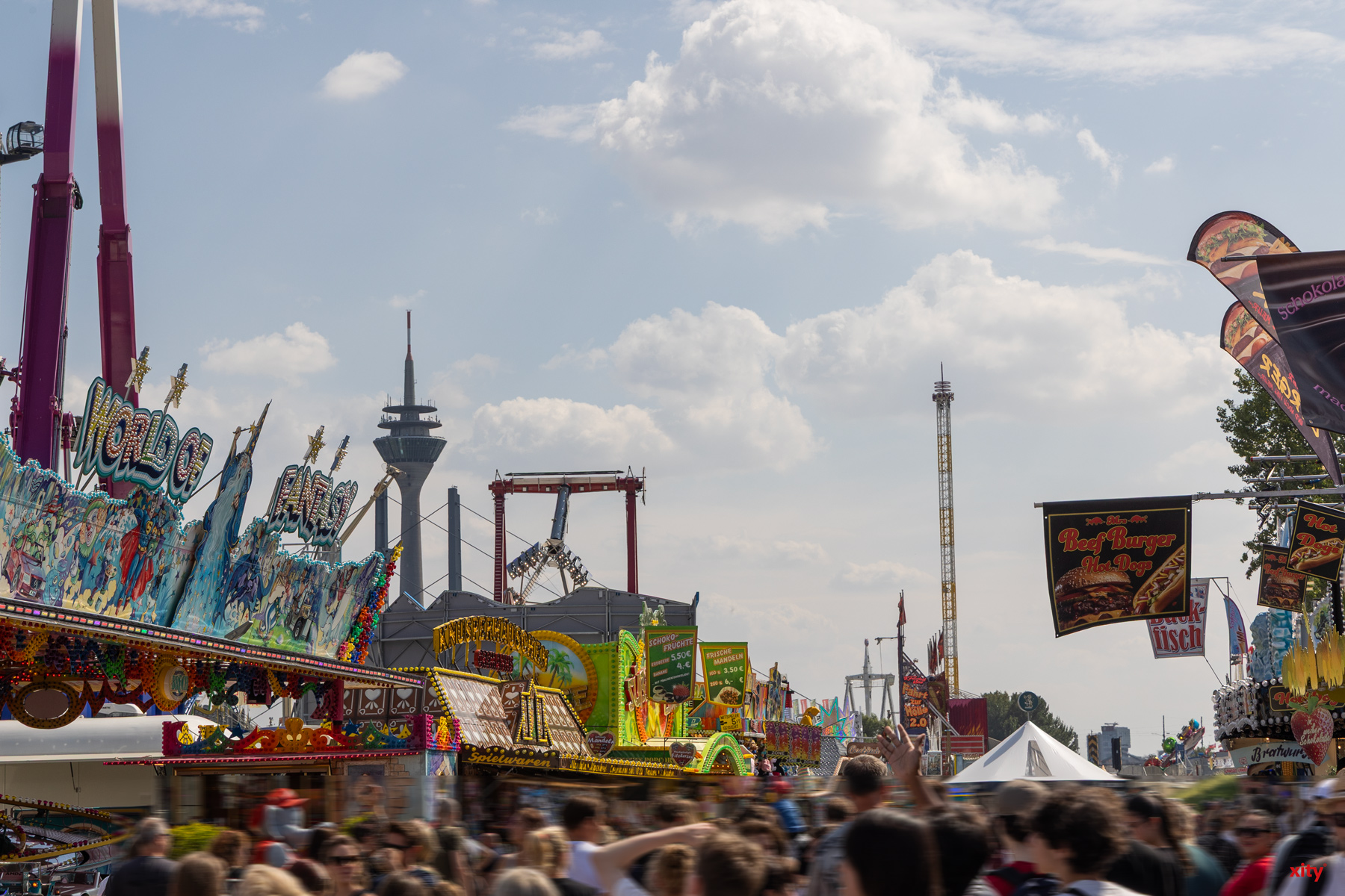 Menschen auf der Rheinkirmes