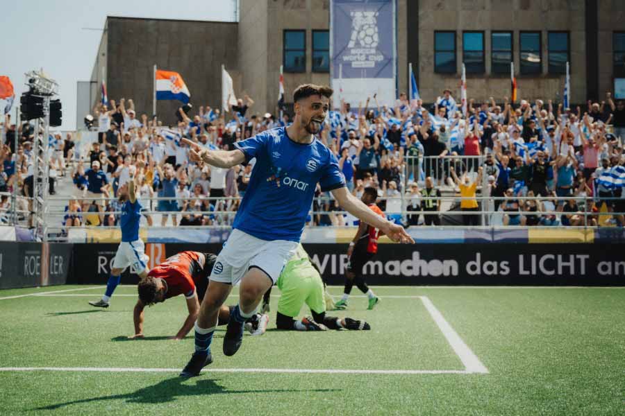 Jubel des griechischen Torschützen Rafael Tusha beim SOCCA World Cup 2023