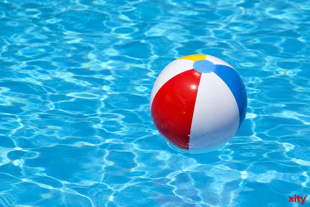 Wasserball liegt in einem Pool