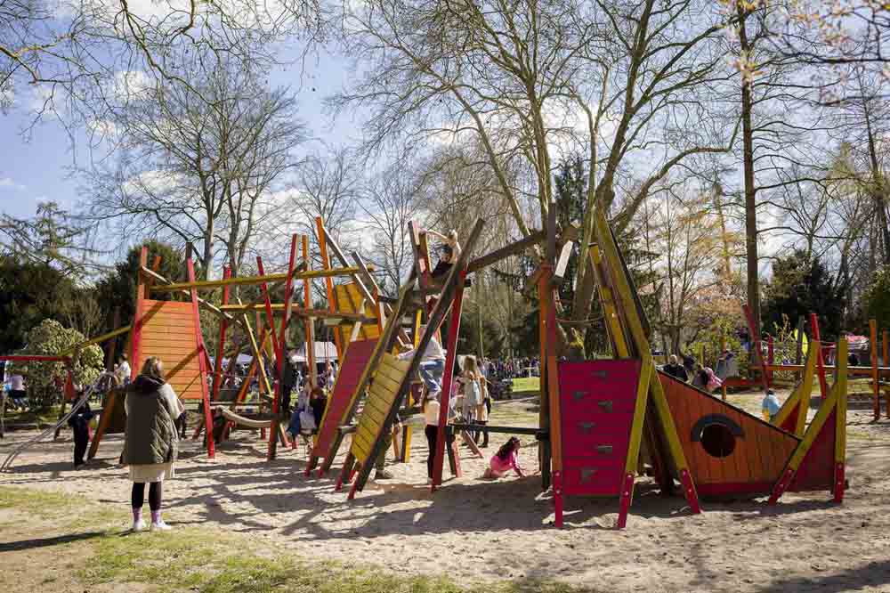 Menschen auf dem Spielplatz des Wattenscheider Stadtgarten