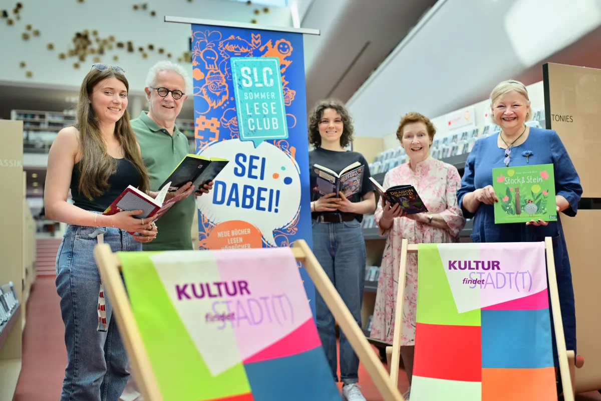Mitarbeitende der Mediothek präsentieren Bücher