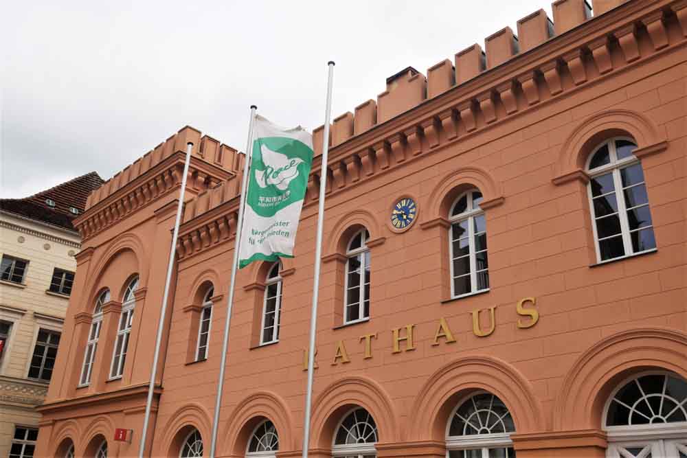 Mayors for Peace-Flagge weht vor dem Rathaus