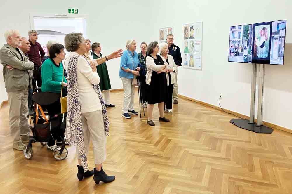 Inge Sauer führt durch die Ausstellung