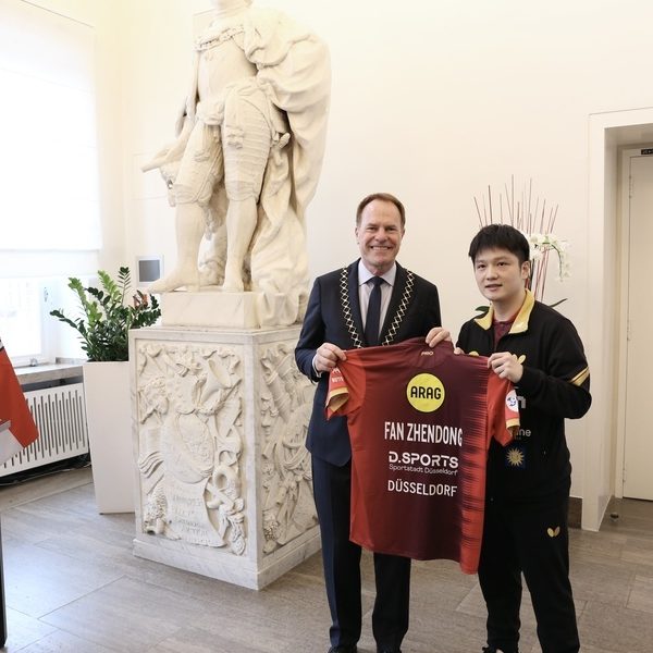 Tischtennis-Olympiasieger Fan Zhendong im Rathaus vorgestellt
