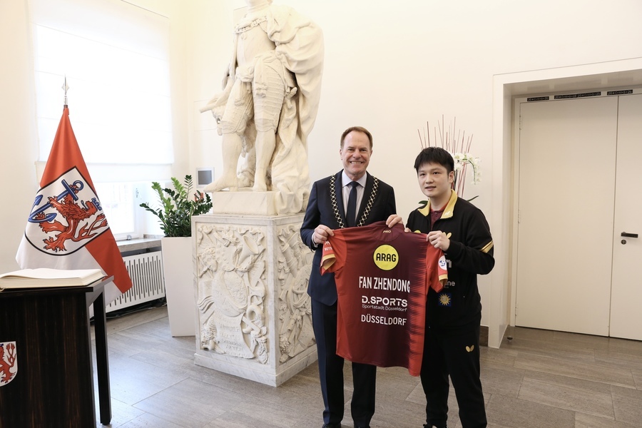 Fan Zhendong (r.) überreichte Oberbürgermeister Dr. Stephan Keller ein Borussia-Trikot im Rahmen des Empfangs im Jan-Wellem-Saal des Düsseldorfer Rathauses