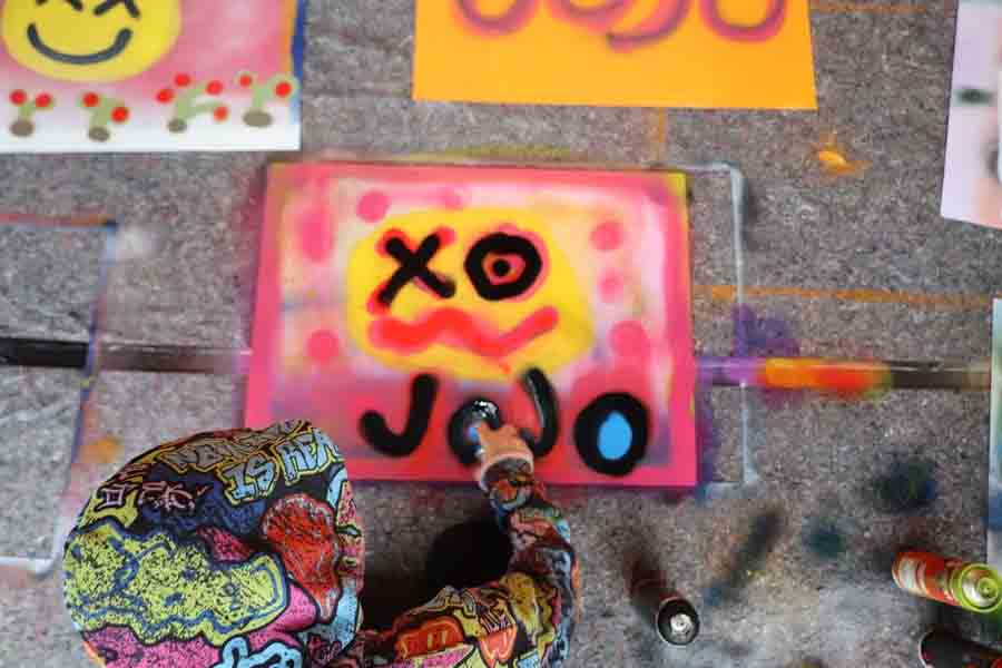 Jugendliche erstellt Graffiti