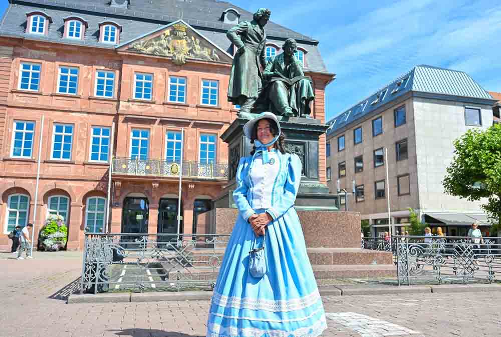 Stadtführerin Elke Henzler führt im historischen Kostüm