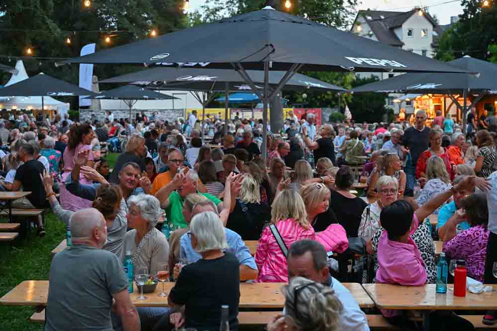 Menschen auf dem Weinfest in Hanau
