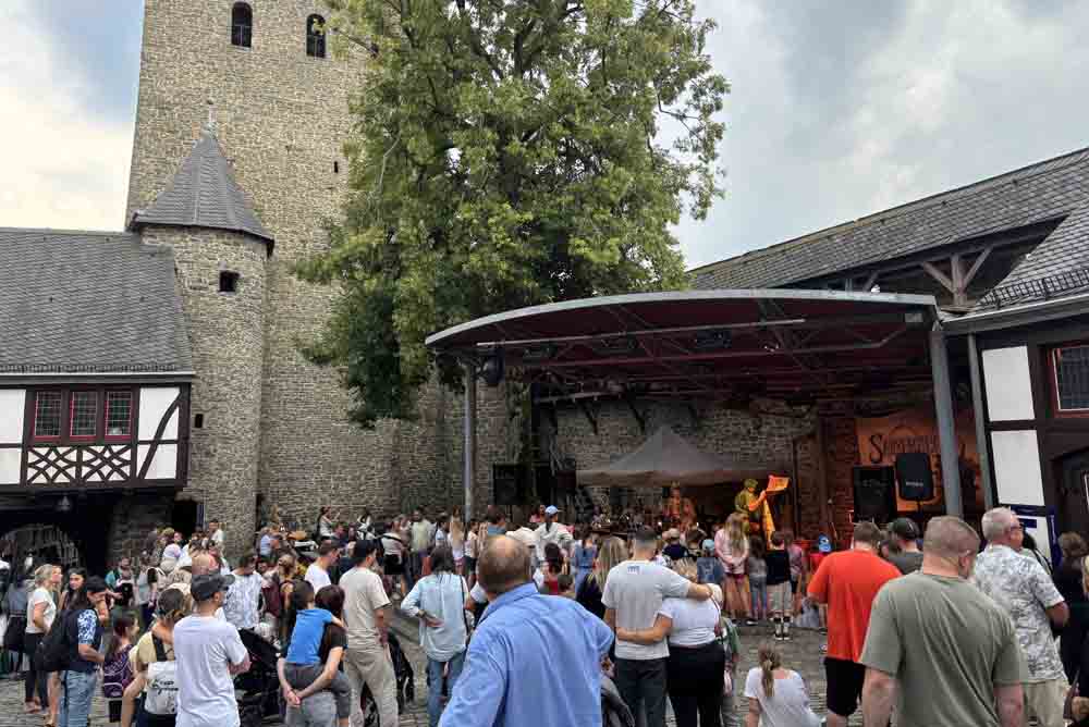 Theater-Team Federgeist auf der Bühne mit Publikum im Vordergrund