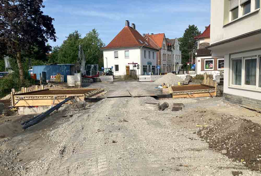 Die Fertigteile für den Durchlass wurden eingesetzt und die Baugrube wurde verfüllt