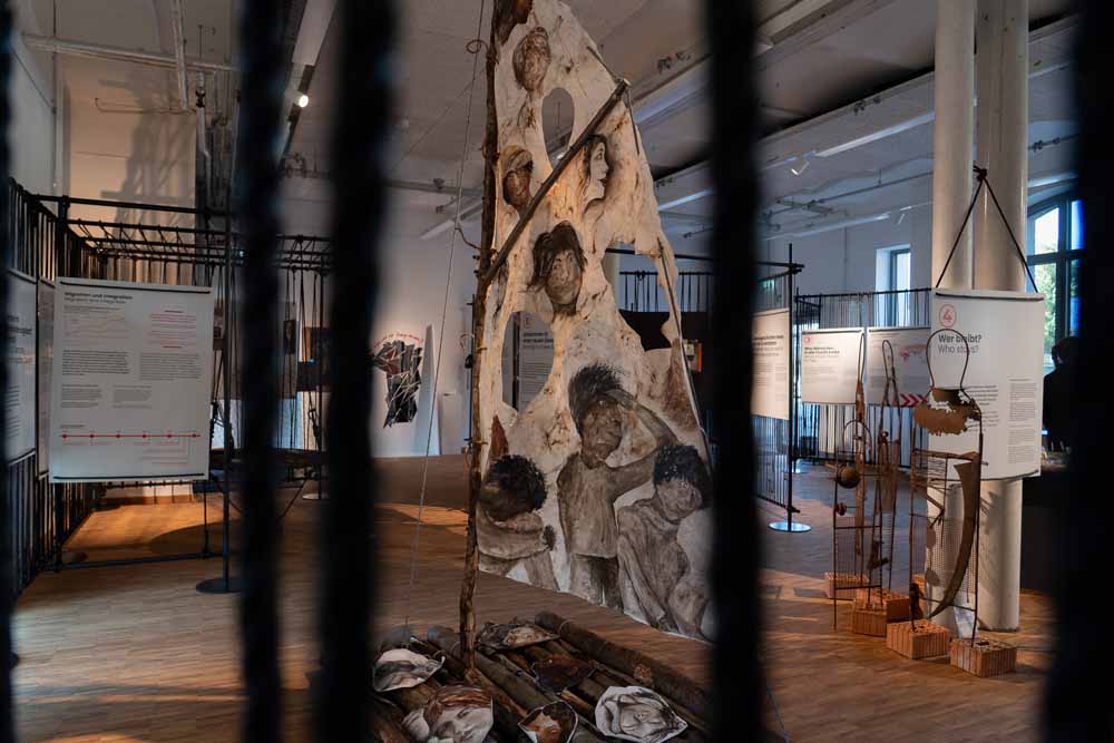 Blick in die Ausstellung "Schwere Schritte"