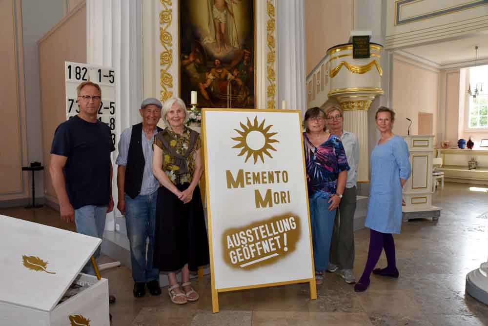 Kirsten Minkel und Kathrin Brandt vom Kulturbüro der Stadt Arnsberg sowie Pfarrerin Claudi Schäfer mit Barbara Anneser, Arno Mester und Hartmund R. Schröger