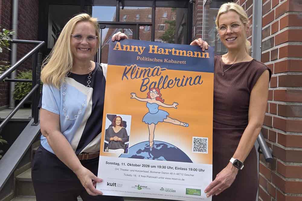 Ute Isferding (kult Westmünsterland Kreis Borken) und Kerstin Uphues (Stadt Gescher Leitung Fachbereich Kultur und Wirtschaftsförderung) mit Plakat