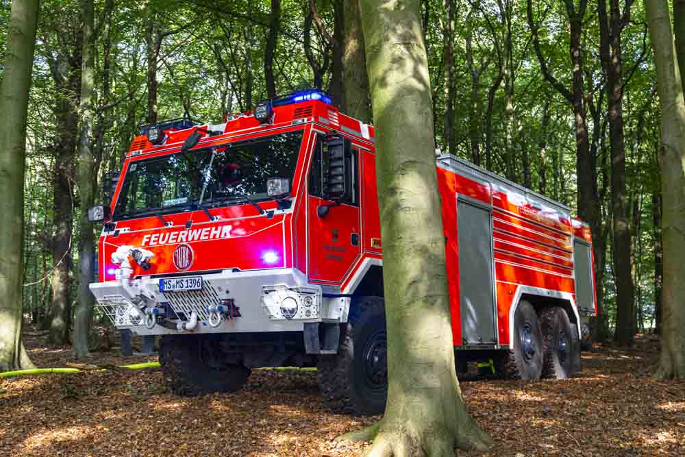 Großtanklöschfahrzeug im Wald